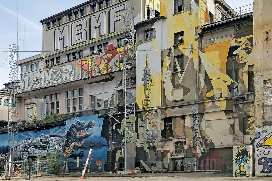 Theater: Einsamer Wolf auf altem Fabrikgelände gesichtet