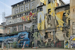 Theater: Einsamer Wolf auf altem Fabrikgelände gesichtet