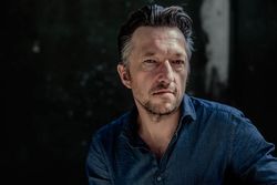 Lukas Bärfuss: Ein Mann folgt einer Frau