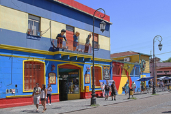 Ferienlektüre: Argentinische Gesellschaftskritik zum Schmunzeln