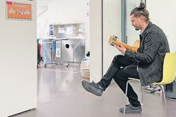 Hausbesuche: Mit Musik durch Not, Leid und Schmerz begleiten