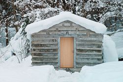 Ausstellung: Geranien, Holz und heile Welt