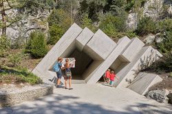 Ausstellung: Durch Felstunnel und Spiegelwege