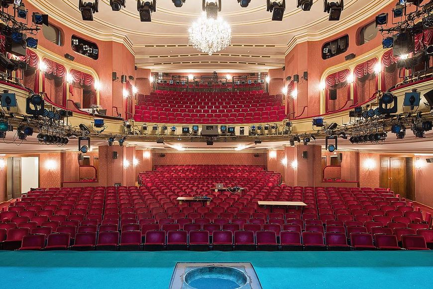 Theater-Neubauten: Bloss nicht auffallen!