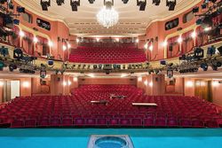 Theater-Neubauten: Bloss nicht auffallen!