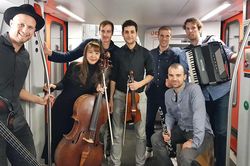 Klassik/World: Cheibe Spass im Extrazug