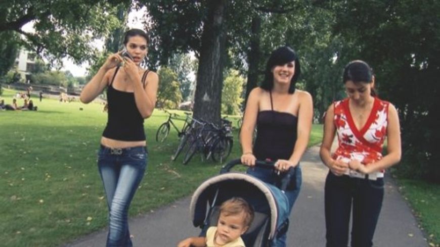 «MIT DEM BAUCH DURCH DIE WAND» Teenager als Mütter
