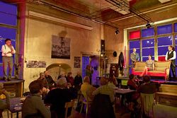 «Alles in Allem»: Eine stimmungsvolle Theaterreise 