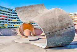 Ausstellung: Ein Herz für die Betonmonster