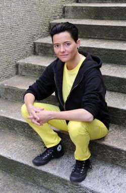 Nächtliches Intermezzo - Mitra Devi über ein hintergründiges Bettgeflüster