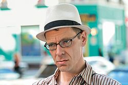 Hörspiele: Im Büro und weltweit
