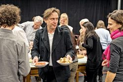 Theater: Tauben fliegen auf