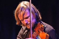 NEUE VOLKSMUSIK: Sie entstauben und erneuern die Tradition