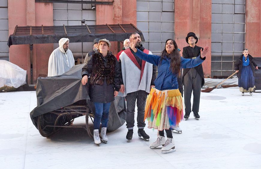 Freilichttheater: Auf Schlittschuhen der Liebe entgegen