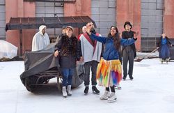 Freilichttheater: Auf Schlittschuhen der Liebe entgegen