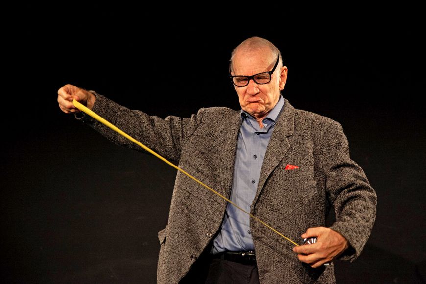 Theater: Solo mit PET-Flaschen