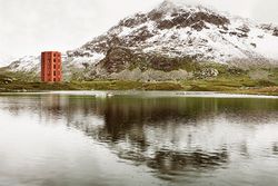 Endzeit-Spektakel im knallroten Theaterturm auf dem Julierpass