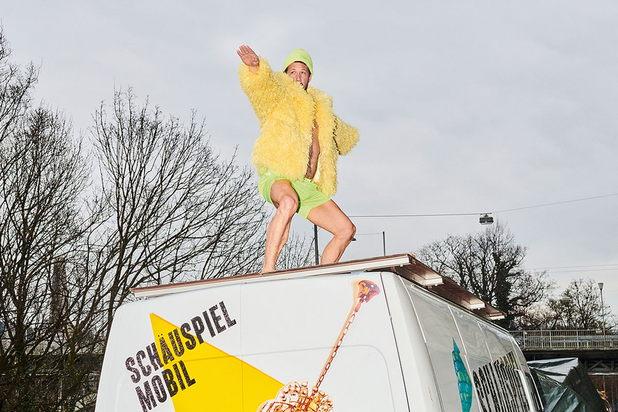 Theater: Ein Krimi auf dem Autodach
